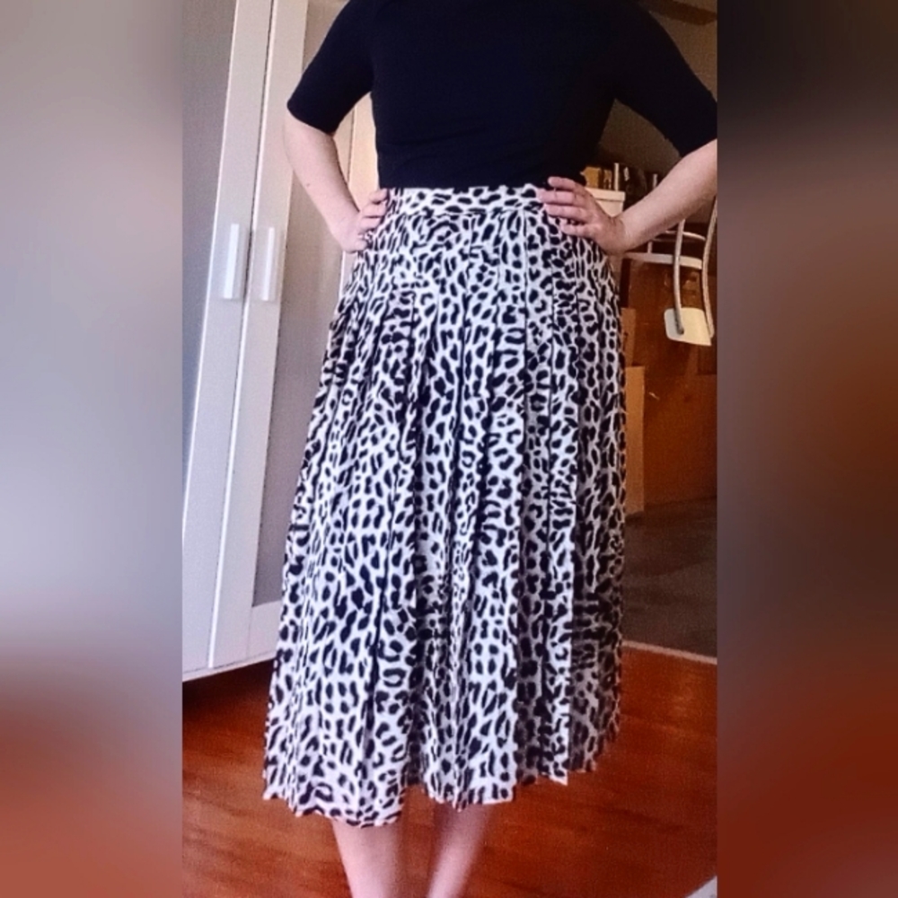 Vince Camuto Leopard print midi skirt, classic style
